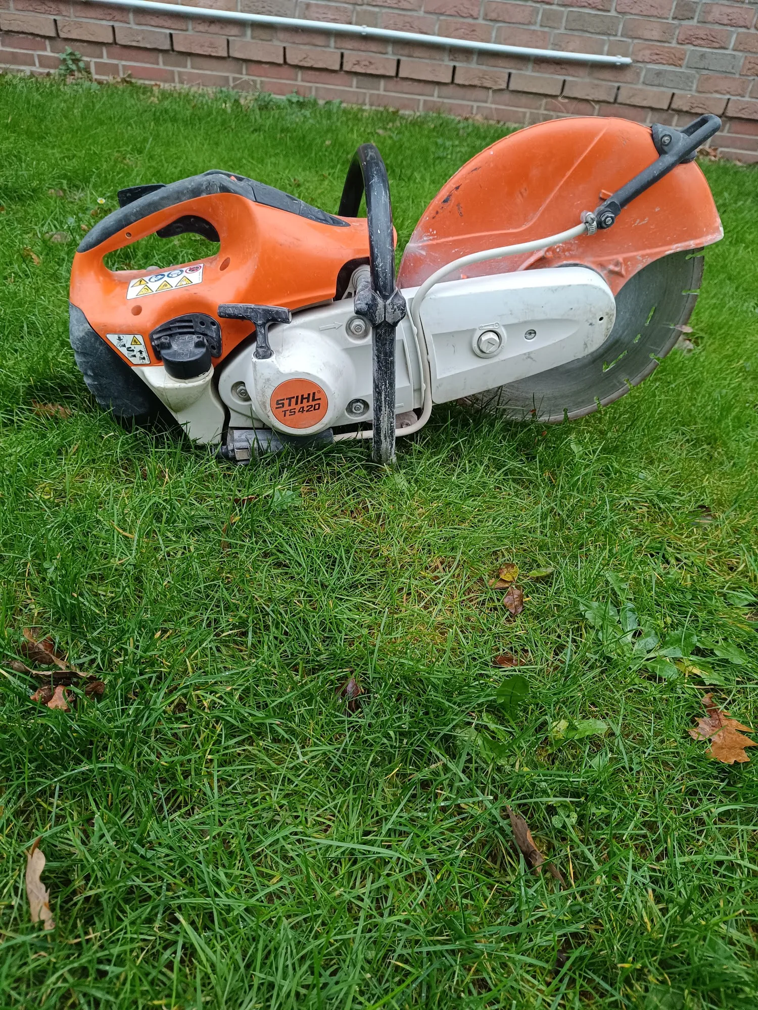 Trennschleifer STIHL TS 420 auf der Wiese abgestellt