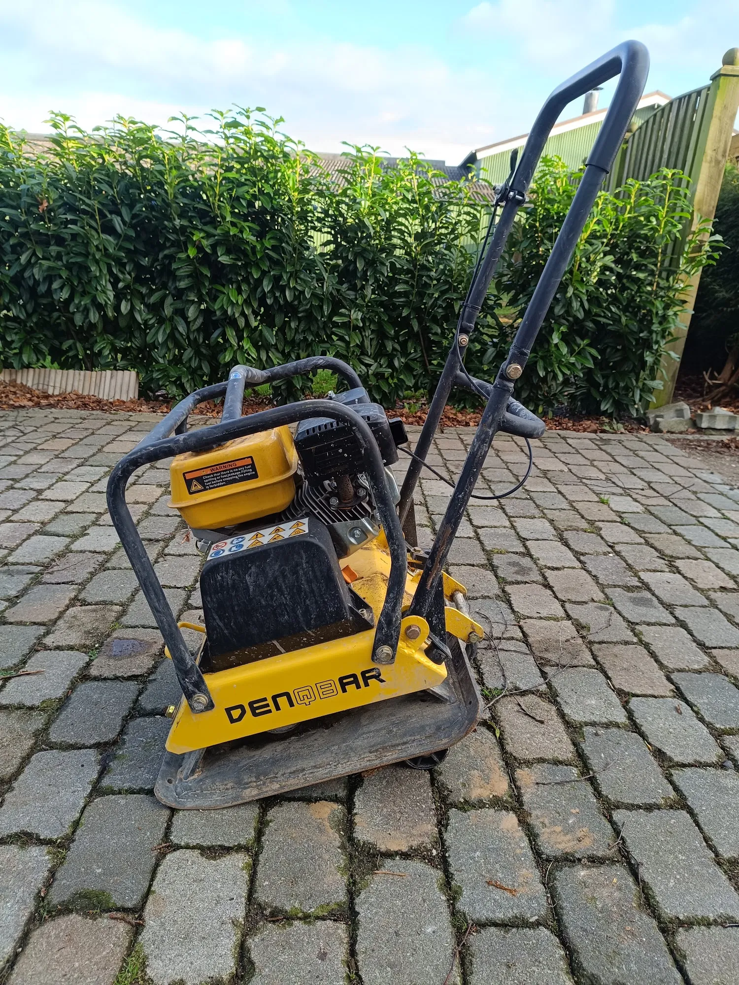 DENQBAR Rüttelplatte auf Kopfsteinpflaster